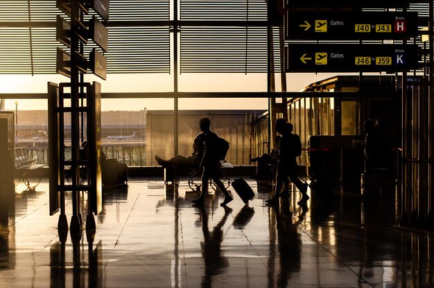 Les gens marchant à l'intérieur d'un terminal d'aéroport