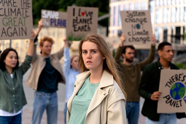 Les gens marchent ensemble pour protester contre le réchauffement climatique