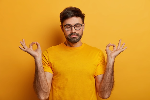 Gens, mode de vie sain et concept de yoga avec homme barbu détendu