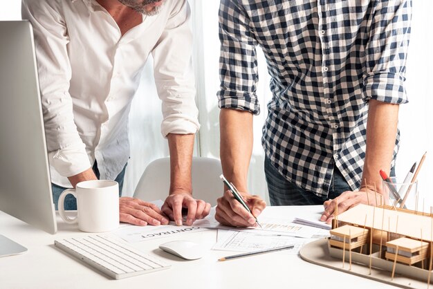 Les gens négocient sur le plan d'une maison