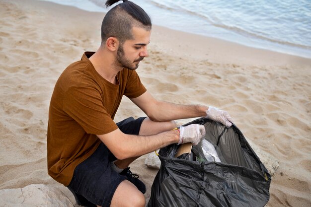 Les gens nettoient les ordures de la nature