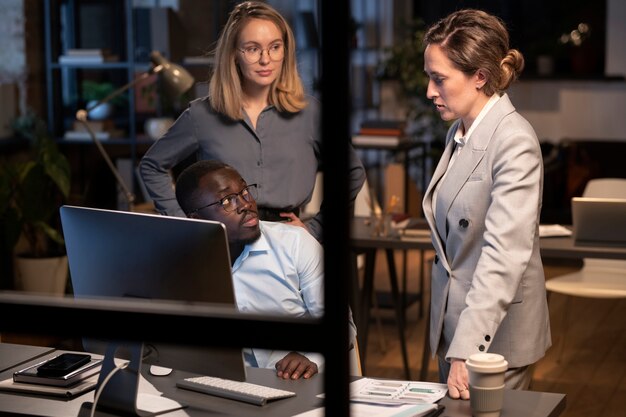 Les gens parlent au bureau