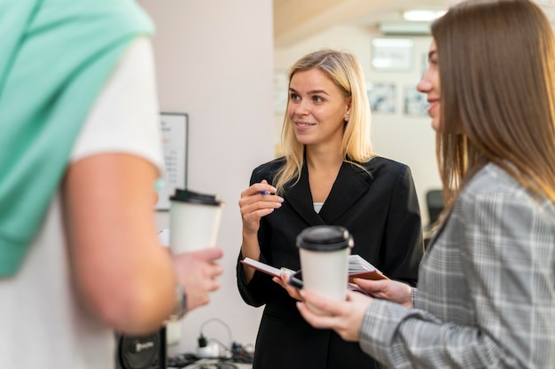 Les gens parlent d'un projet de travail