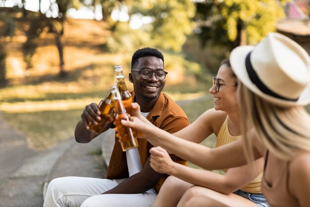 Les gens passent du temps ensemble dehors en été