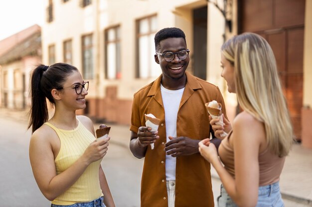 Les gens passent du temps ensemble à l'extérieur