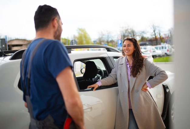 Les gens passent du temps à la station-service