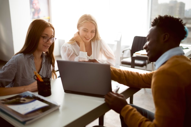 Gens de plan moyen à l'agence de voyage