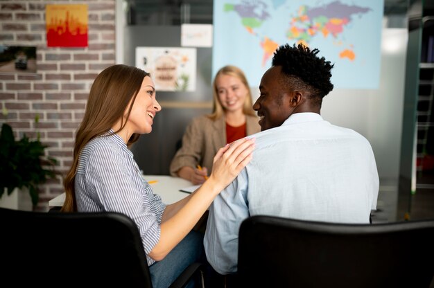 Gens de plan moyen et agent de voyage