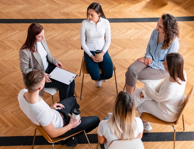 Gens de plan moyen assis en cercle