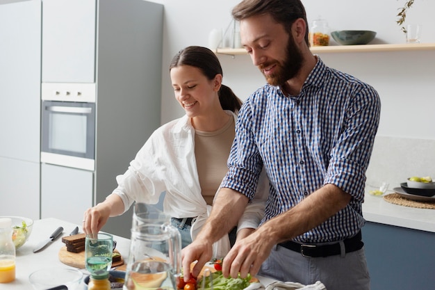 Gens de plan moyen cuisinant ensemble