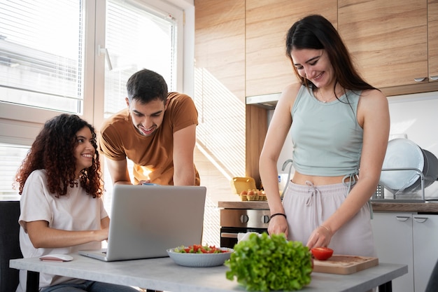 Gens de plan moyen dans la cuisine