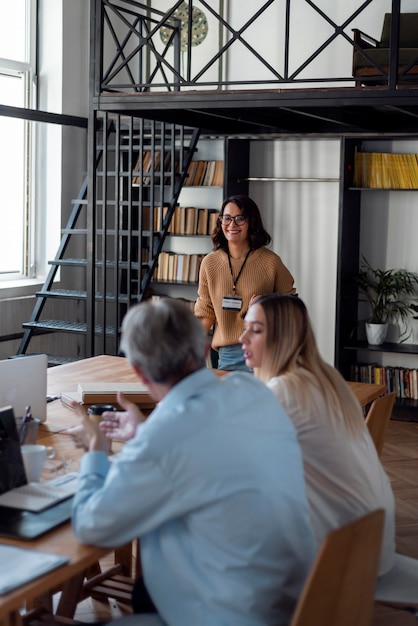 Gens de plan moyen discutant des affaires