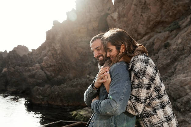 Photo gratuite gens de plan moyen étreignant à l'extérieur