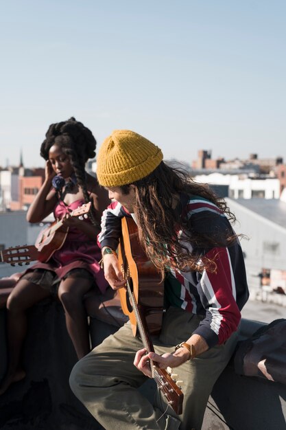 Gens de plan moyen faisant de la musique