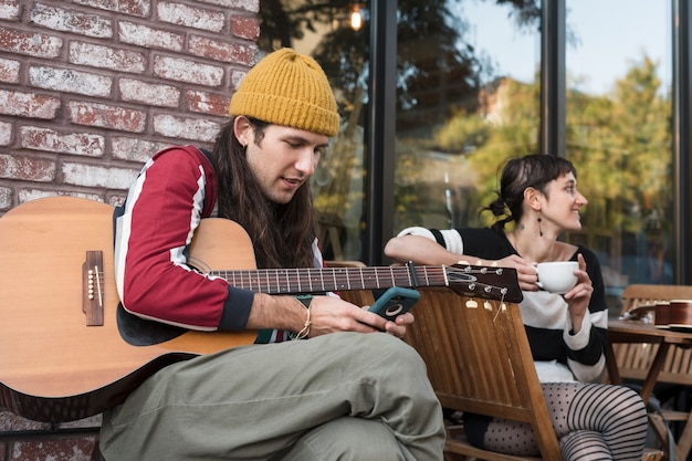 Gens de plan moyen faisant de la musique