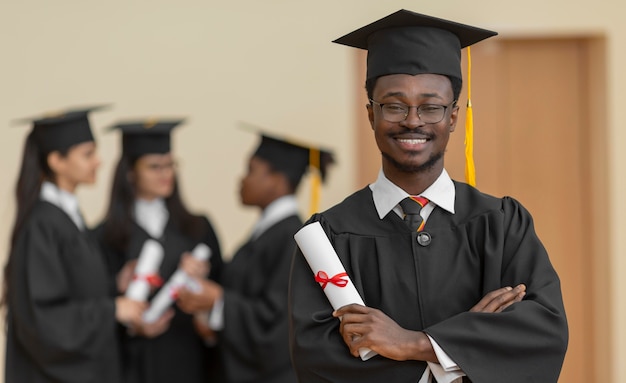 Photo gratuite gens de plan moyen obtenant leur diplôme