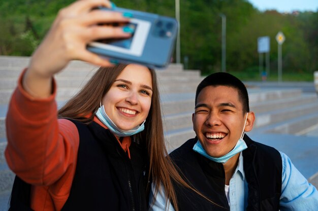 Gens de plan moyen prenant selfie