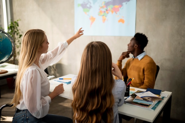 Des gens de plan moyen qui parlent