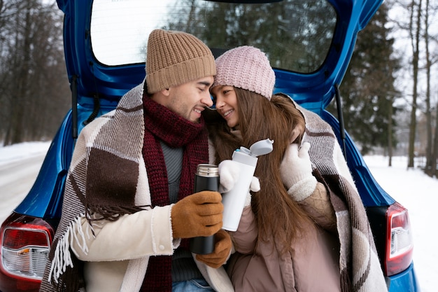 Les gens de plan moyen sont amoureux