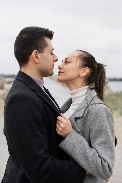 Les gens de plan moyen sont amoureux