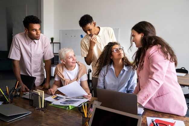 Photo gratuite gens de plan moyen travaillant ensemble