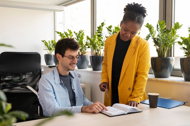 Gens de plan moyen travaillant ensemble