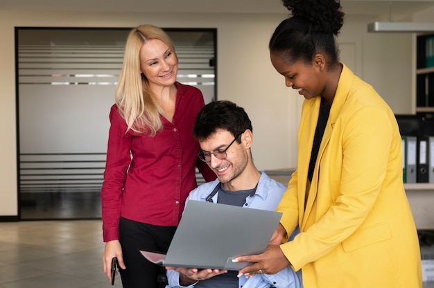 Gens de plan moyen travaillant ensemble