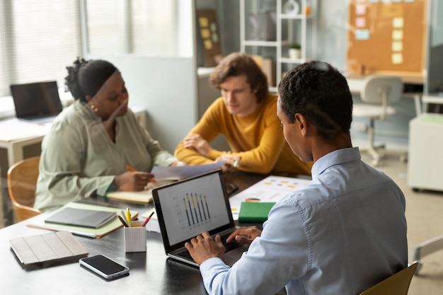 Gens de plan moyen travaillant ensemble