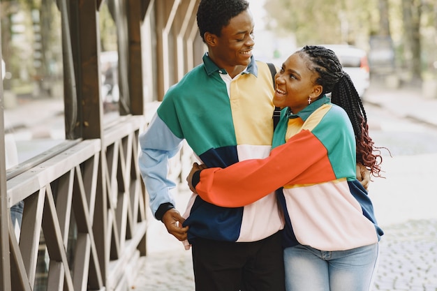 Des Gens Portant Des Vêtements Identiques. Couple Africain Dans La Ville D'automne.