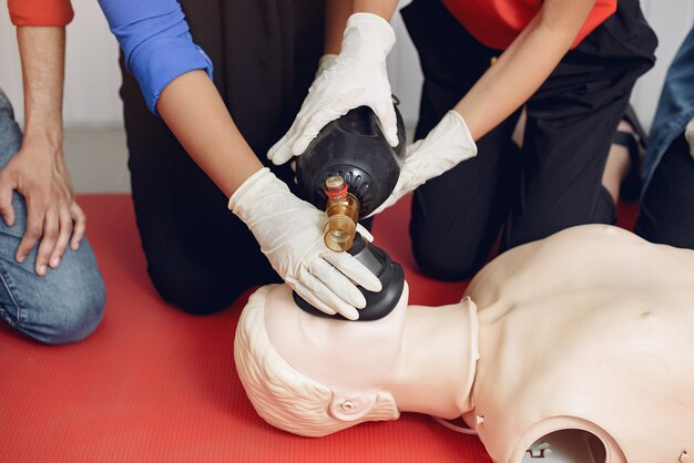 Les gens pratiquent la médecine