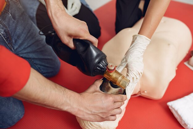 Les gens pratiquent la médecine