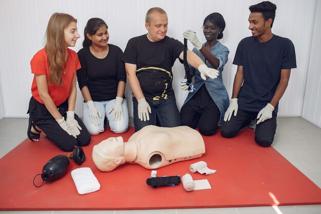 Les gens pratiquent la médecine