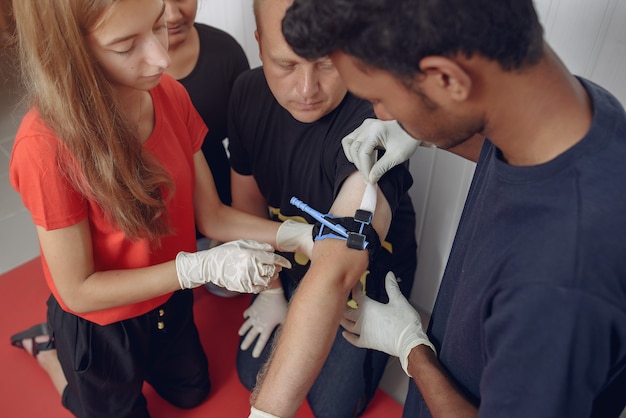 Les Gens Pratiquent La Médecine