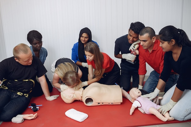 Photo gratuite les gens pratiquent la médecine