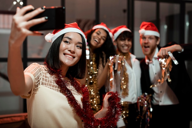 Les gens prenant un selfie lors d'une fête du nouvel an