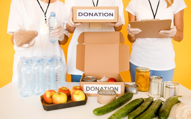 Photo gratuite les gens préparent des boîtes de dons avec des dispositions pour la journée de l'alimentation