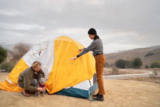 Les gens préparent leur tente pour le camping d'hiver