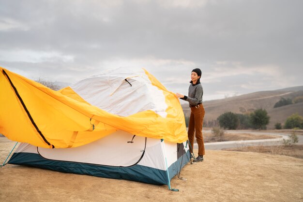 Les gens préparent leur tente pour le camping d'hiver