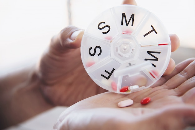 Photo gratuite les gens préparent la pilule de médecine quotidienne