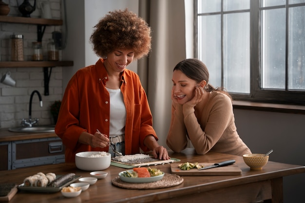 Photo gratuite des gens qui apprennent à faire du sushi.