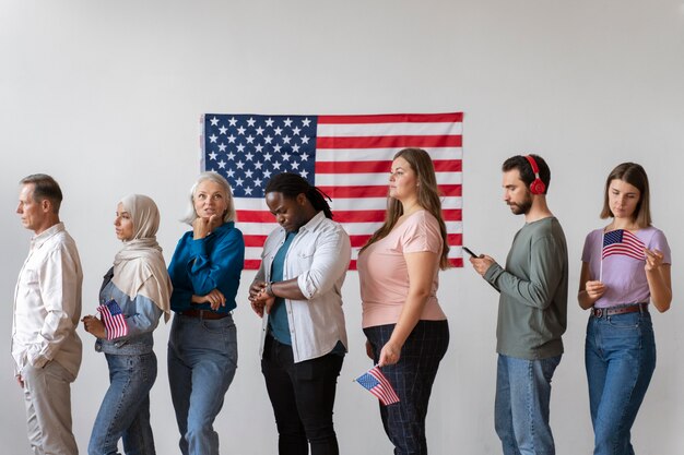 Les gens qui attendent de s'inscrire pour voter aux États-Unis