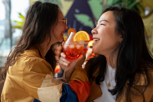 Photo gratuite des gens qui boivent des cocktails.