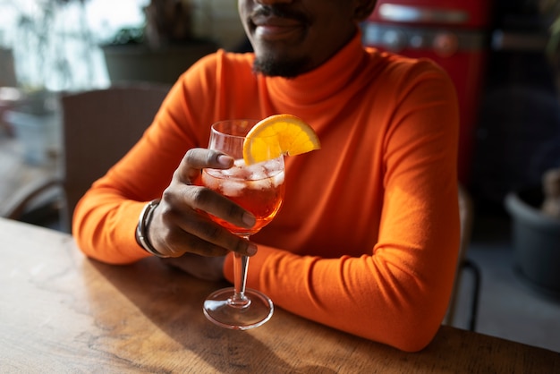 Des gens qui boivent des cocktails.