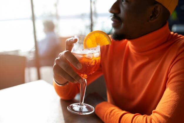 Des gens qui boivent des cocktails.