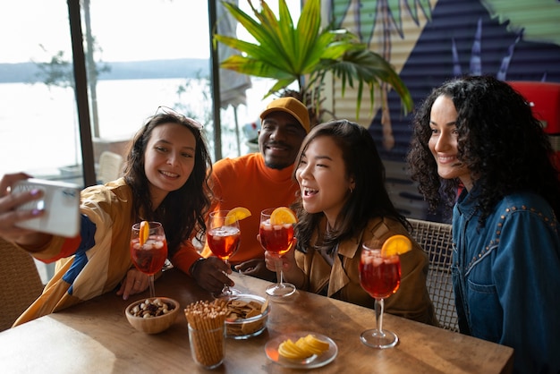 Des gens qui boivent des cocktails.