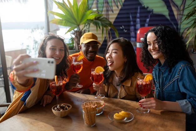 Des gens qui boivent des cocktails.