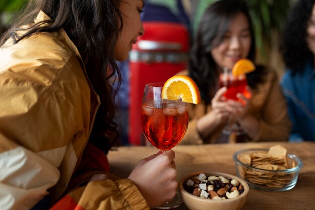 Des gens qui boivent des cocktails.