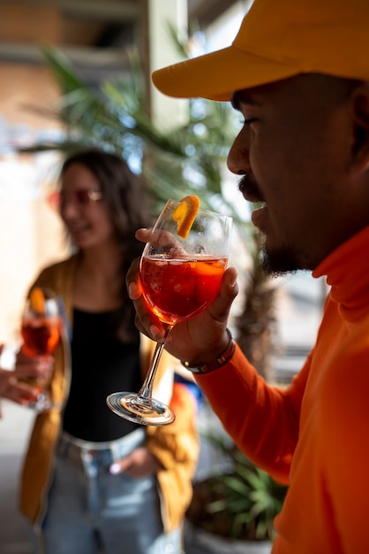 Photo gratuite des gens qui boivent des cocktails.