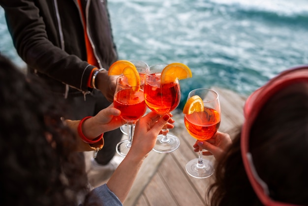 Des gens qui boivent des cocktails.