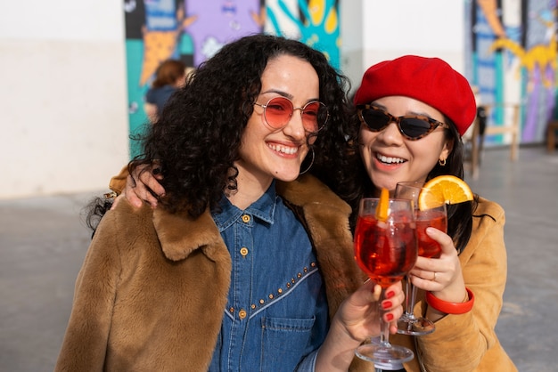 Photo gratuite des gens qui boivent des cocktails.